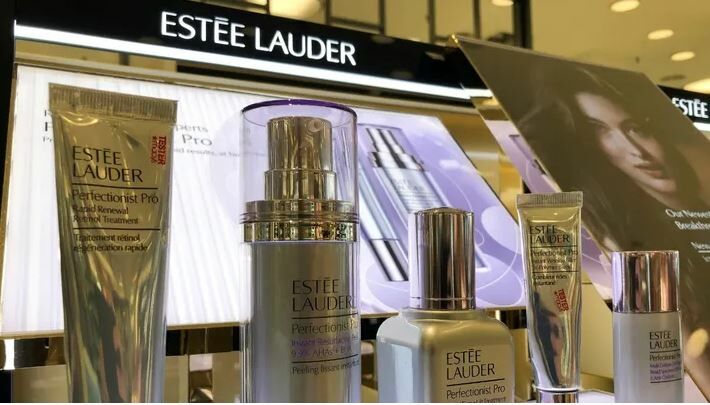 Estée Lauder gana 156 millones a cierre de su año fiscal y bate previsiones respecto a ingresos Estée Lauder gana 156 millones a cierre de su año fiscal y bate previsiones respecto a ingresos