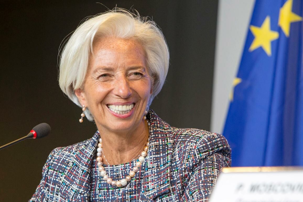 Lagarde pone fecha de caducidad a los tipos negativos y la banca lo celebra en Bolsa