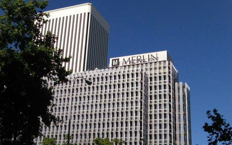 JP Morgan empieza a perder la fe en Merlin: recorte en el consejo y el precio objetivo