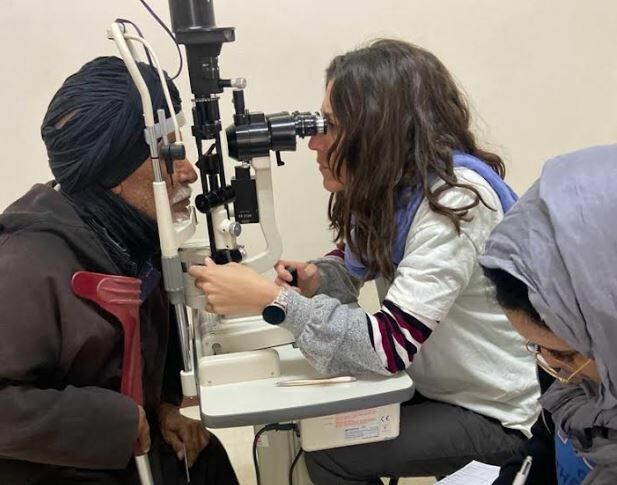 Una oftalmóloga de Quirónsalud Sagrado Corazón realiza cirugías oculares en una misión humanitaria en el Sáhara