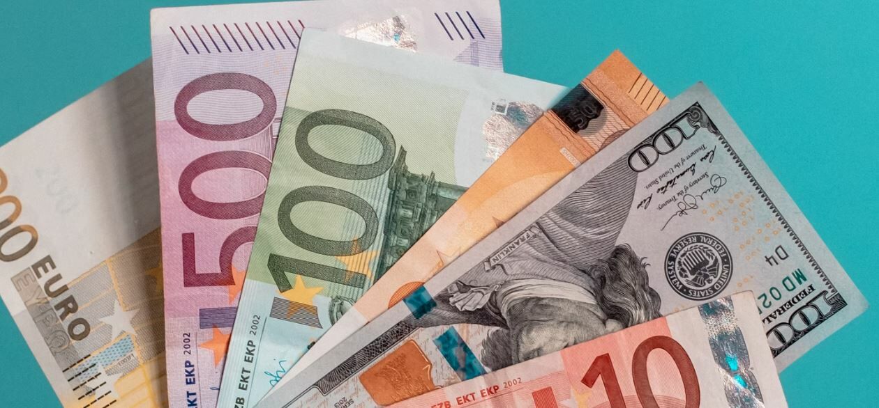El euro pierde un 8,5% desde sus máximos del año frente al dólar 