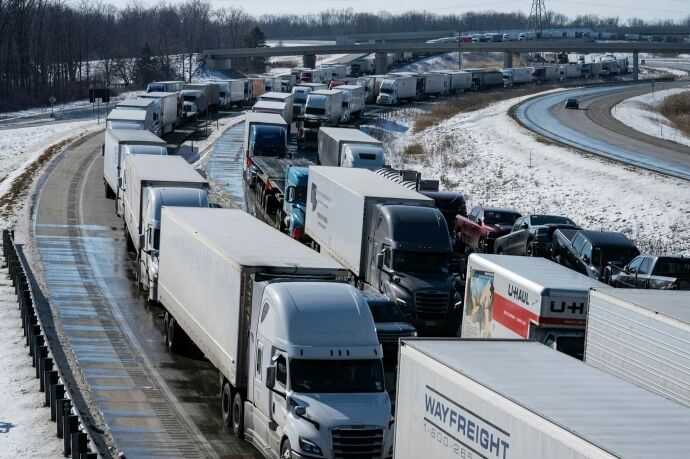Las protestas de los camioneros de Canadá obliga a cerrar plantas de Toyota y GM