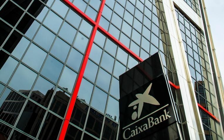 CaixaBank recupera el liderazgo del Ibex 35… aunque con rebaja de los analistas