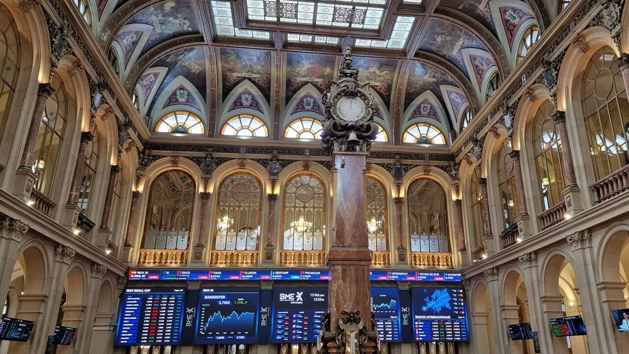 El Ibex 35 salva los 19.100 puntos, aunque impactado por petróleo y deuda con las caídas de la banca
