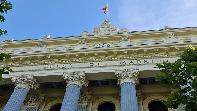 El Ibex 35 resiste a las caídas de BBVA y cierra la primera sesión de mayo con ligeras alzas