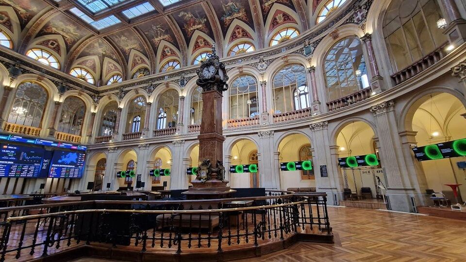 El Ibex 35 busca asentar nuevos máximos sobre los 18.300 con la ayuda de Acciona y Santander