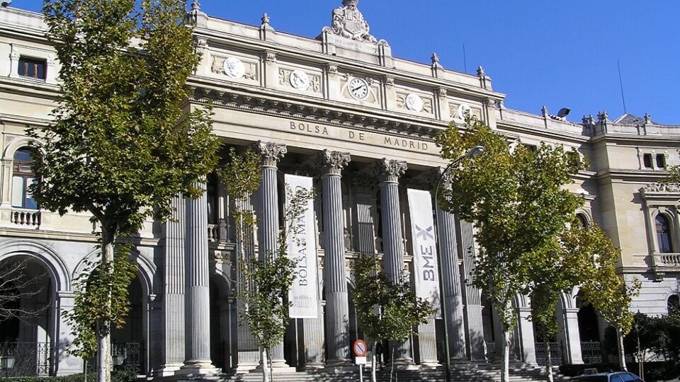 ¿Cartel de ‘se vende’ en la Bolsa española? Telefónica y otras operaciones en marcha