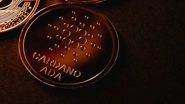 Cardano completa un cruce dorado, marcando una resistencia critica