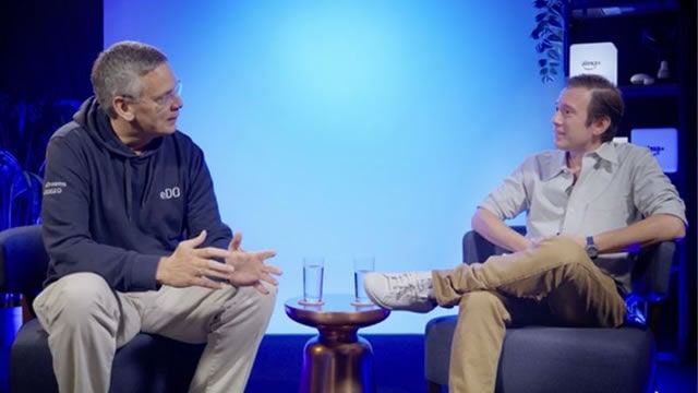 Carsten Bernhard, Chief Technology Officer de eDreams ODIGEO (izquierda) conversando con Emerson Sklar, Chief Evangelist de Amazon Alexa (derecha) en Seattle.