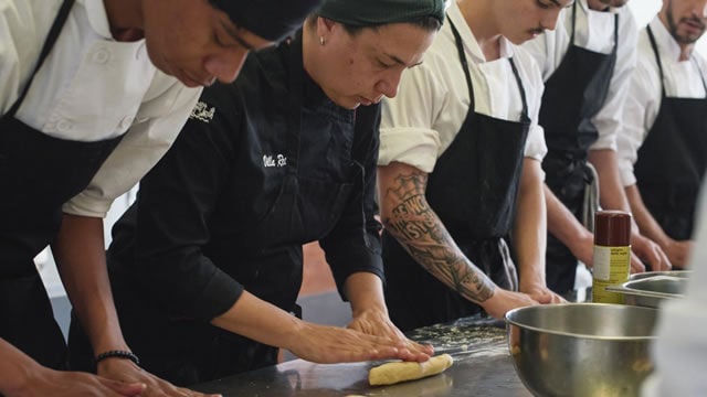 Varios estudiantes de la escuela de cocina de Villa Retiro durante una formaci&oacute;n. &copy; Fundacio&Igrave;&Acirc;&Acirc;&Acirc;n &rdquo;la Caixa&rdquo;