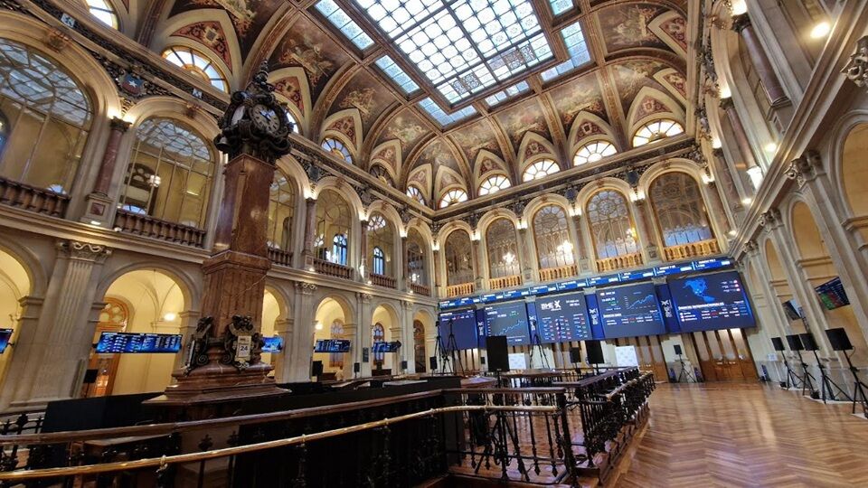 El Ibex 35 vuelve a la volatilidad y cierra bajo los 19.600 puntos. Bonos y petróleo, en el punto de mira