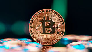 La minería del bitcoin registra ingresos diarios récord en el día del 'halving'