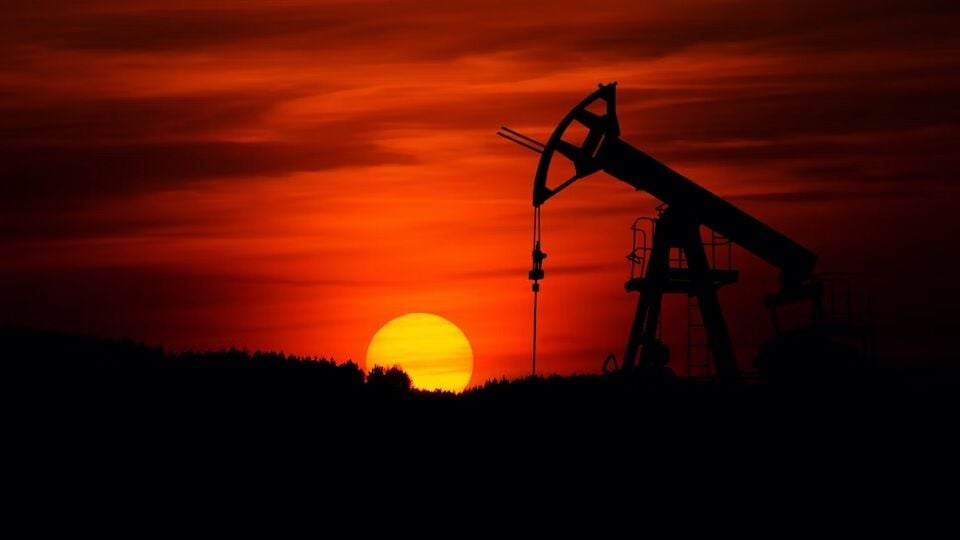 El petróleo seguirá siendo clave en 2023, ¿pero a qué precio? Previsiones de los analistas
