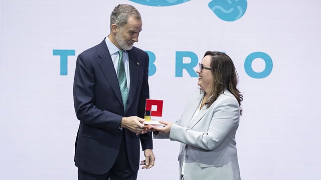 Su Majestad El Rey Felipe VI entregando a Adriana Casillas, CEO de Tebrio, el galard&oacute;n que le acredita como Premio Pyme del a&ntilde;o 2025