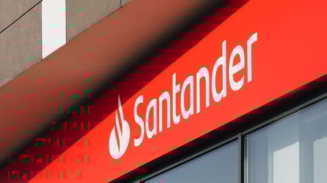 Santander lanza la ReBeca, un complemento económico para los beneficiarios de sus becas en España