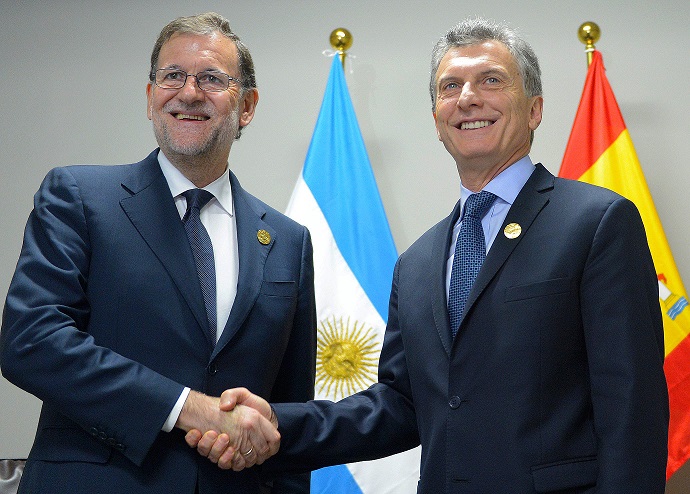 El ex presidente del Gobierno de España, Mariano Rajoy, saluda al presidente argentino Mauricio Macri.
