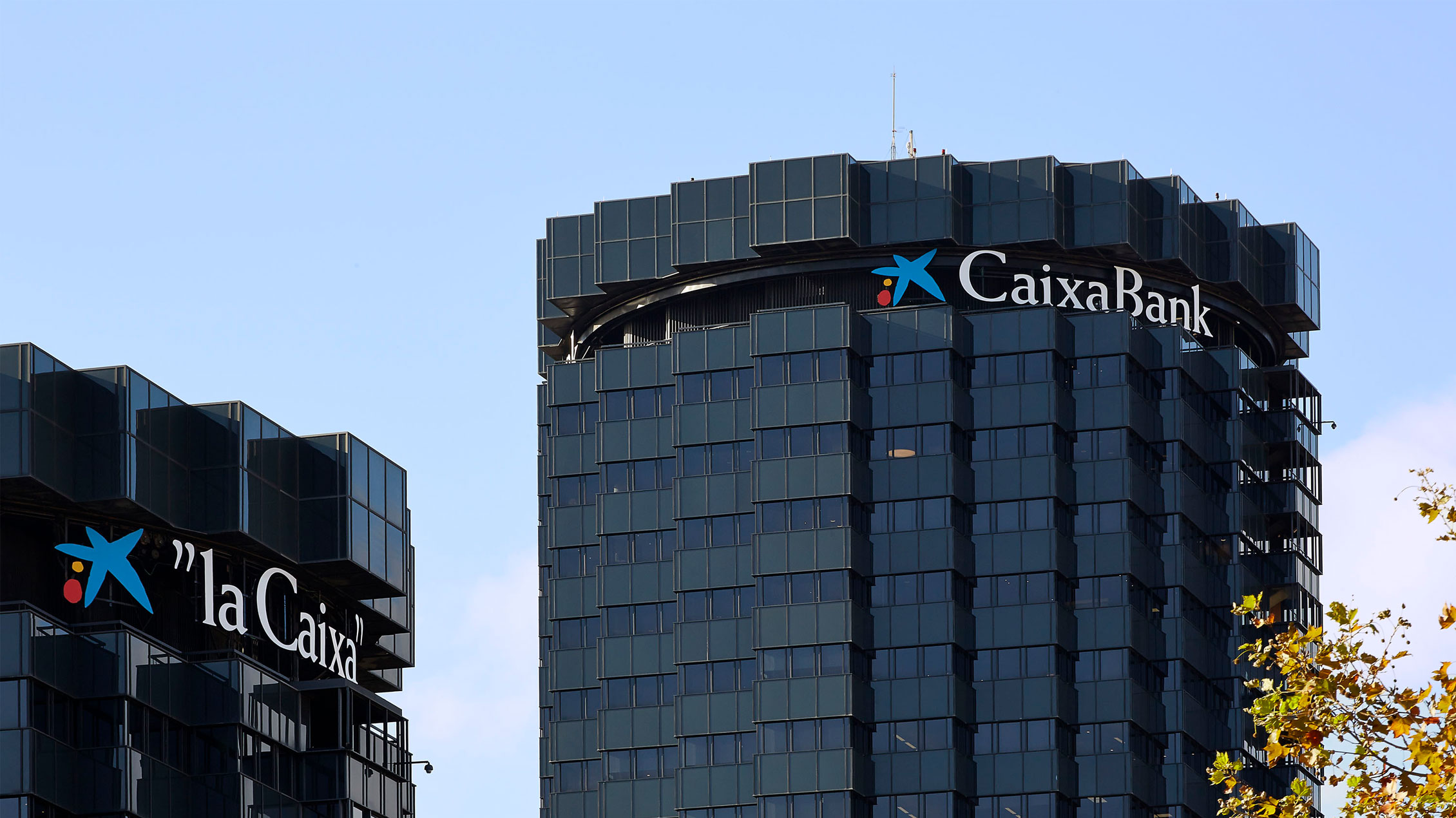Caixabank cae en el Ibex tras batir sus máximos anuales 
